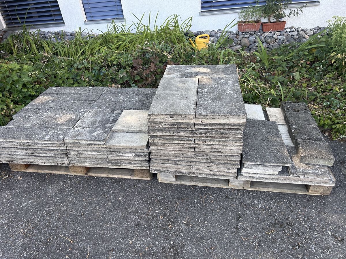 Rivestimenti per pavimenti: Bodenplatten Beton Platten ca 80 Stk gebraucht – Usato da Oberuzwil venduto da Klara2