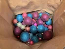div. Plastik Weihnachtskugeln. Glitzern und uni