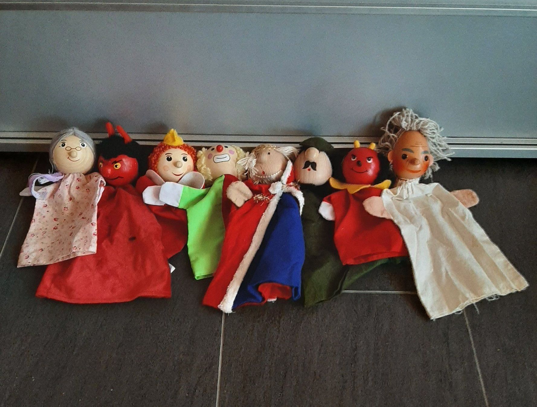 Spielzeuge: Kasperl-Puppen, Kasperltheater. – Gebraucht aus Buchs AG von Cuescu 1