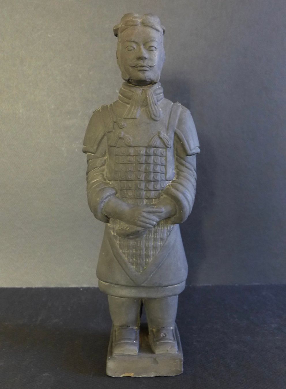 Statuette: China-Krieger aus Stein, 28 cm. – Usato da Chur venduto da Bombai01