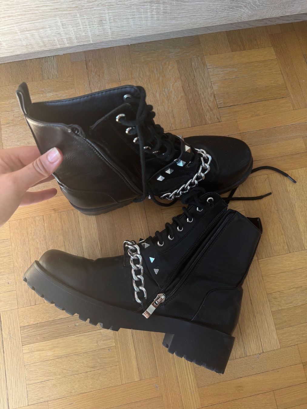 Scarpe da donna: Bottines noires cloutées – Usato da Montreux venduto da Izapechee 4