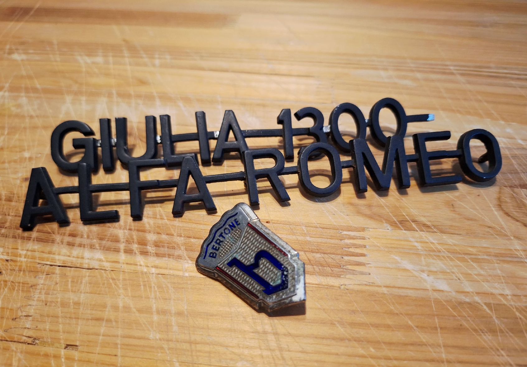 Alfa Romeo Alle Autoersatzteile: Alfa Romeo Giulia 1300 Bertone Embleme – Gebraucht aus Triesen von BLACKSHEEP75