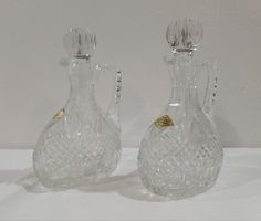 2 Bleikristallkaraffen mit Stöpsel – handgeschliffen
