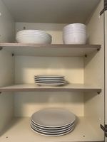 Geschirr-Set: Teller, Tassen, Gläser und Krüge