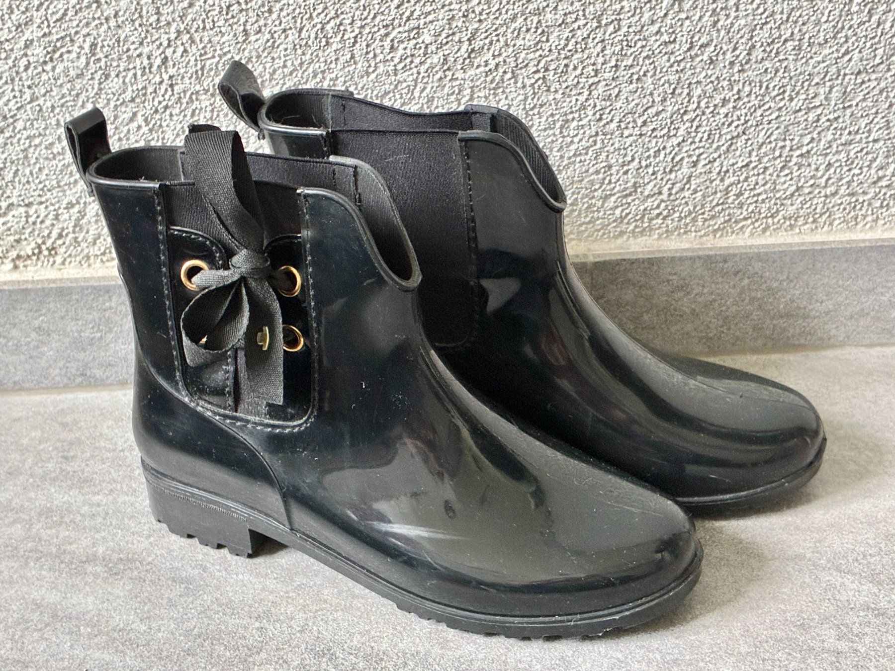 Tom Tailor Scarpe da donna: Schwarze Gummistiefeletten von TOM TAILOR Gr. 39 – Usato da Kloten venduto da Nephty 2