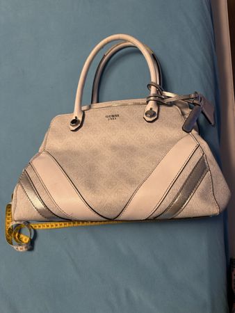 Guess Handtasche, hellgrau-silber, Top Zustand!