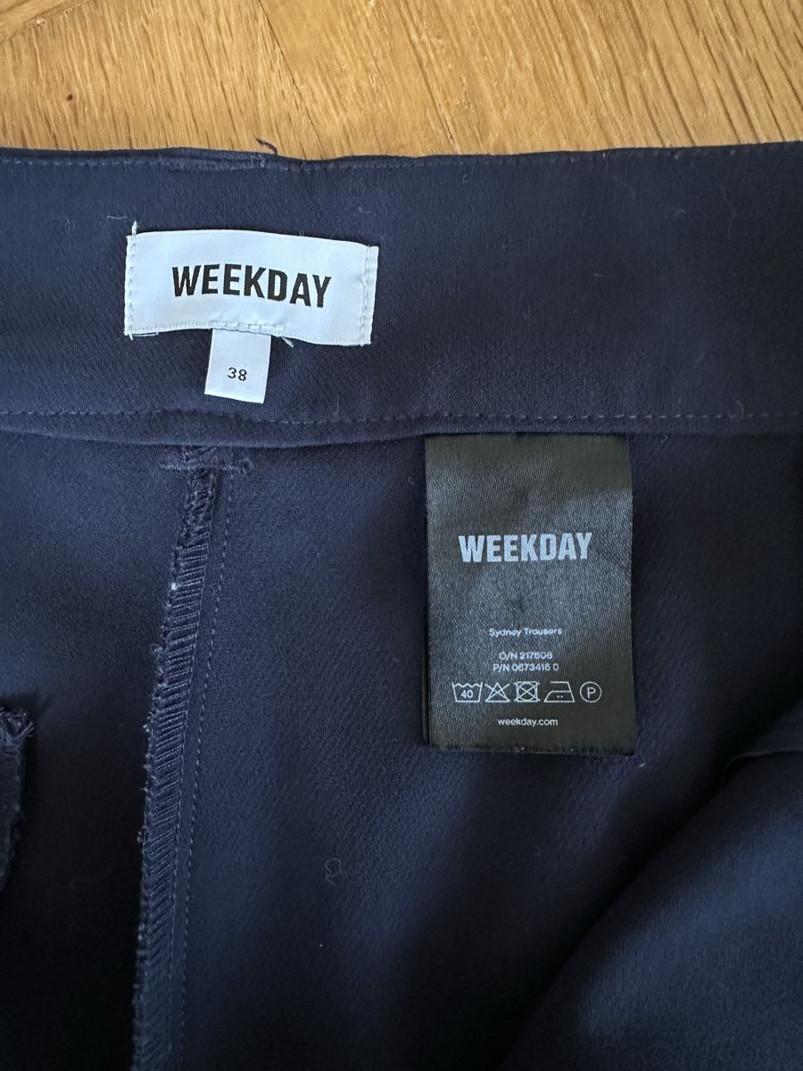 Weekday Pantaloni: Pantalon weekday / taille 38 – Usato da Yverdon-les-bains venduto da Tulipe24 1