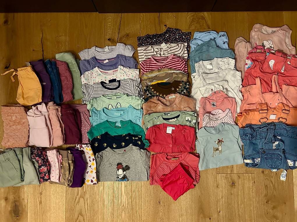 Lotti & Set di vestiti: Mädchenkleiderset Grösse 74/80, 50 Teile – Usato da FRAUENFELD venduto da selua
