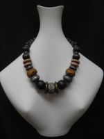 Collier im Ethno-Stil aus Holz und Metall