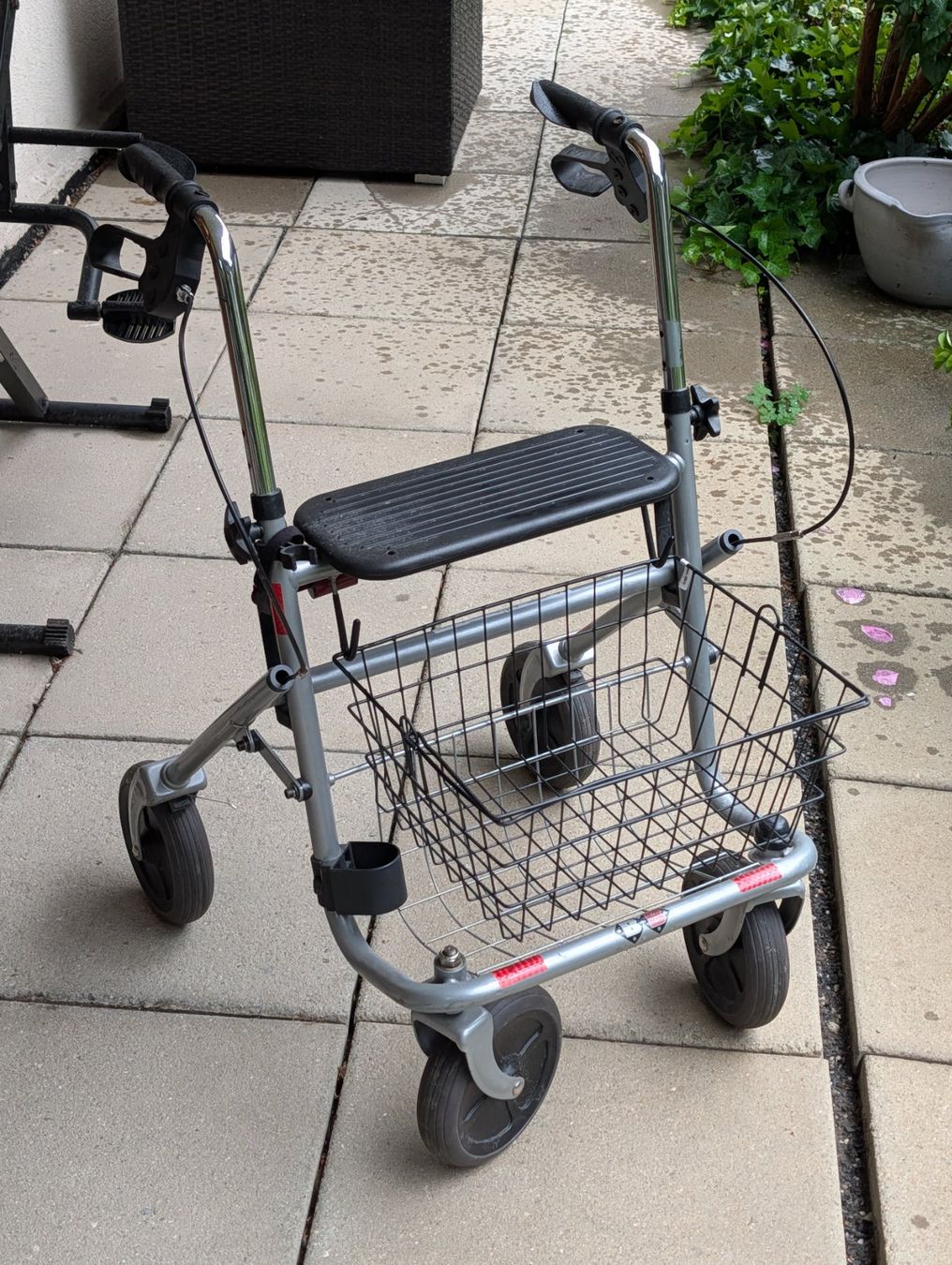 Ausili per la deambulazione: Gehhilfe Rollator mit Korb und Sitz gebrauchter Zustand – Usato da Herisau venduto da apo_bxx7