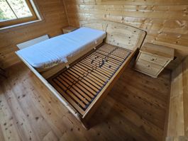 Schöne Massivholz-Bettgestelle mit Lattenrost & Nachttisch