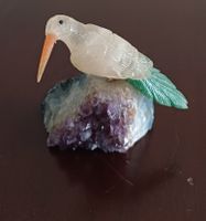 Kolibri aus Rosenquarz auf Amethyst 