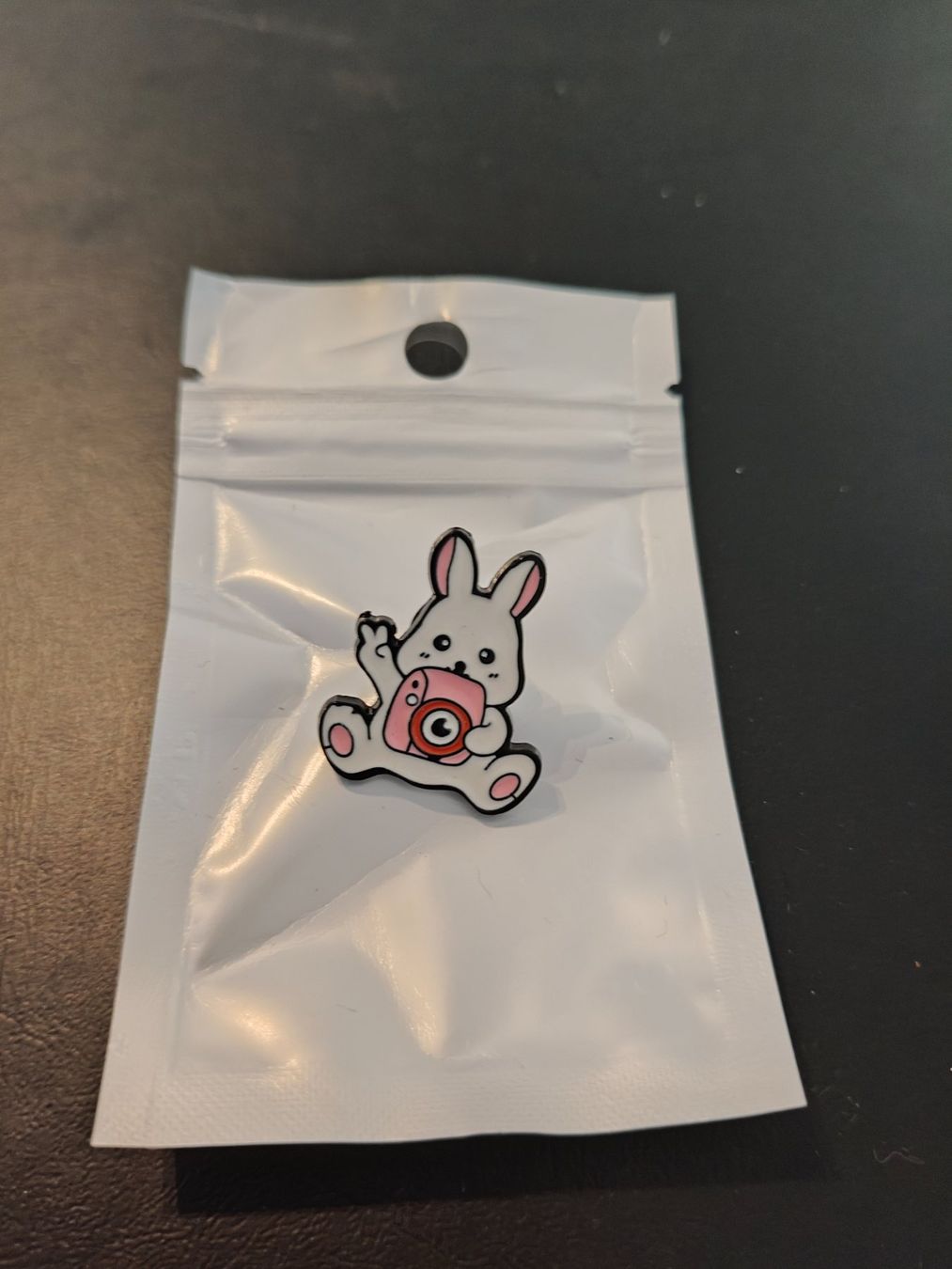 Spille & Fermagli: Hase / Rabbit / Lapin / Coniglio Pin – Nuovo e nell'imballaggio originale da Vaglio venduto da Dabia