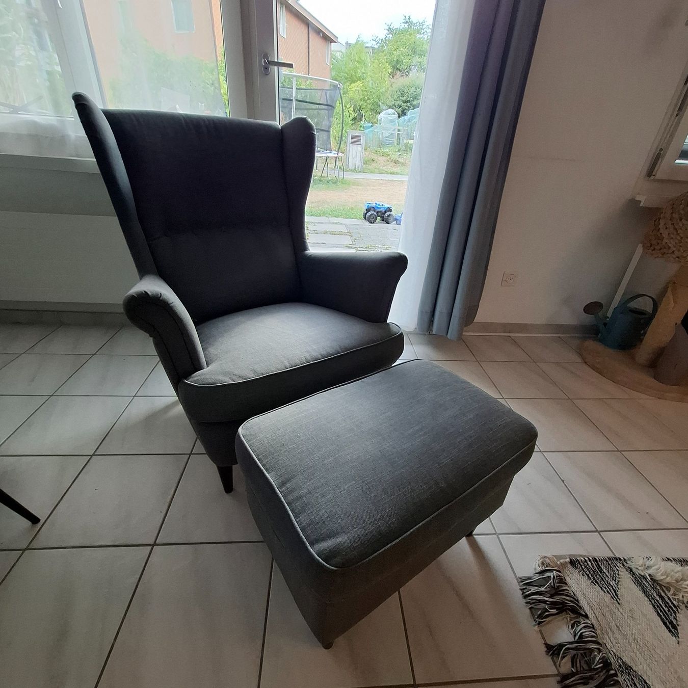 Ikea Poltrone: Sessel mit Hocker dunkelgrau – Usato da Wädenswil venduto da lua_2blm