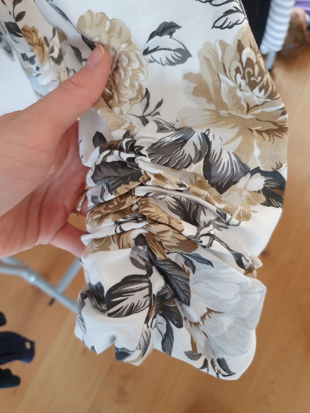 Giacche: Wunderschöner Blazer mit Blumenmuster, Gr. 34 – Usato da Pfyn venduto da ka.we 2