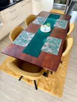 Massiver Holztisch mit 6 drehbaren Stühlen