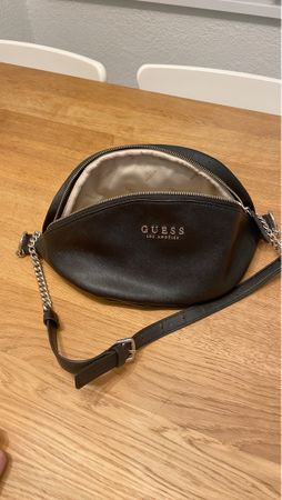 Elegante Guess Umhängetasche in Schwarz - Top Zustand!