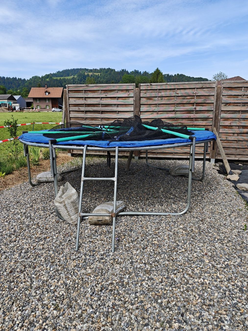 Trampolini: Trampolin mit Sicherheitsnetz & Leiter, gebraucht. – Usato da Zollbrück venduto da Turner5 2