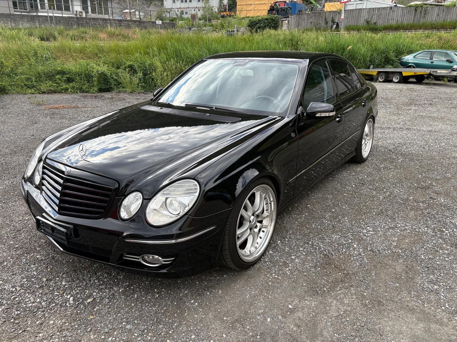 Mercedes-Benz Automobili: Schwarzer Mercedes-Benz E 280 – Usato da Visp venduto da mbb_xs75