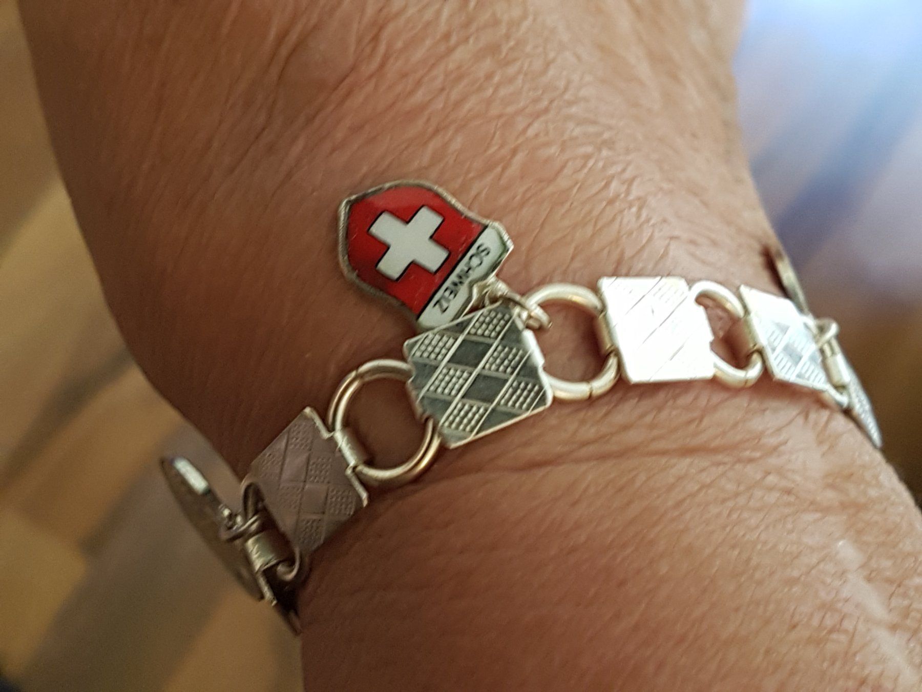 Bracciali & Braccialetti: Armband Schweiz Einräppler, emaill. Wappen versilbert – Usato da Ettingen venduto da Maranathatalitha 1