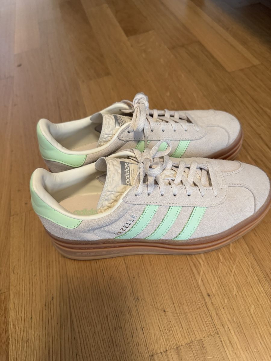 Adidas Scarpe da donna: Adidas shoes 38.5 – Usato da Zürich venduto da Lovelyperfumes