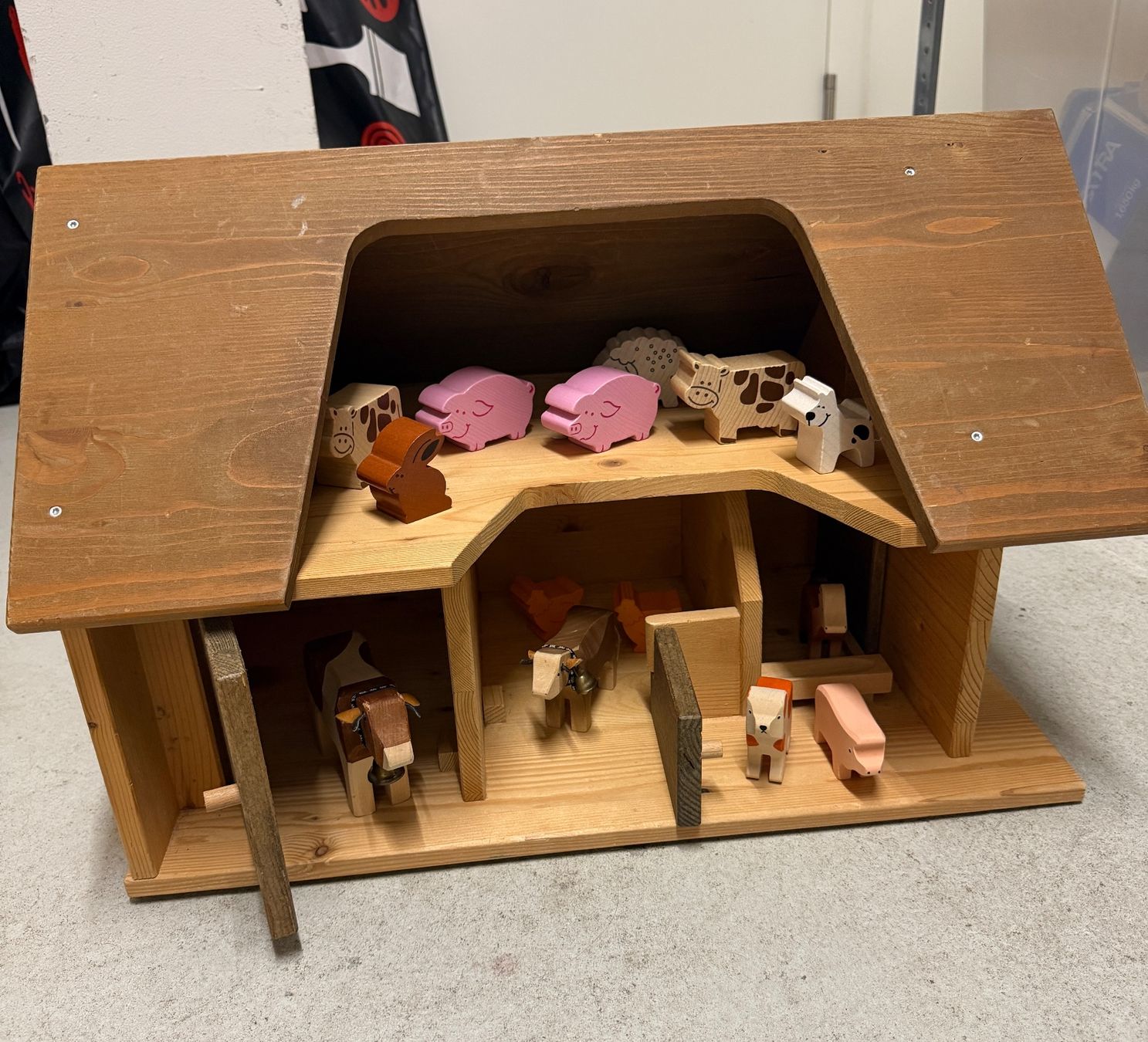 Spielhäuser: Holzhaus mit Tieren – Gebraucht aus Thalwil von leuenban 5