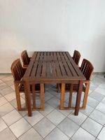 Neuwertiger Gartentisch mit vier Stühlen aus massivem Holz