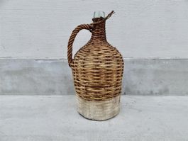 alte grosse Korbflasche