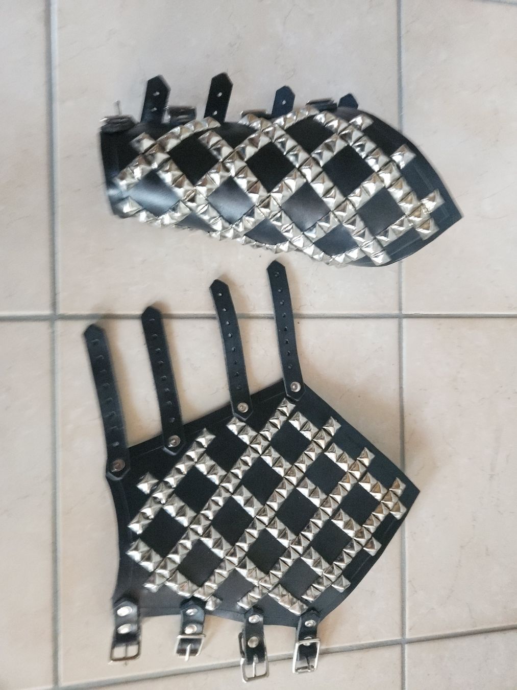 Bracciali & Braccialetti: 2x Nieten Armbänder Pyramiden – Nuovo (secondo la descrizione) da Aarburg venduto da Se20 2