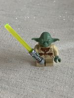 Lego Figur Yoda mit grünem Lichtschwert