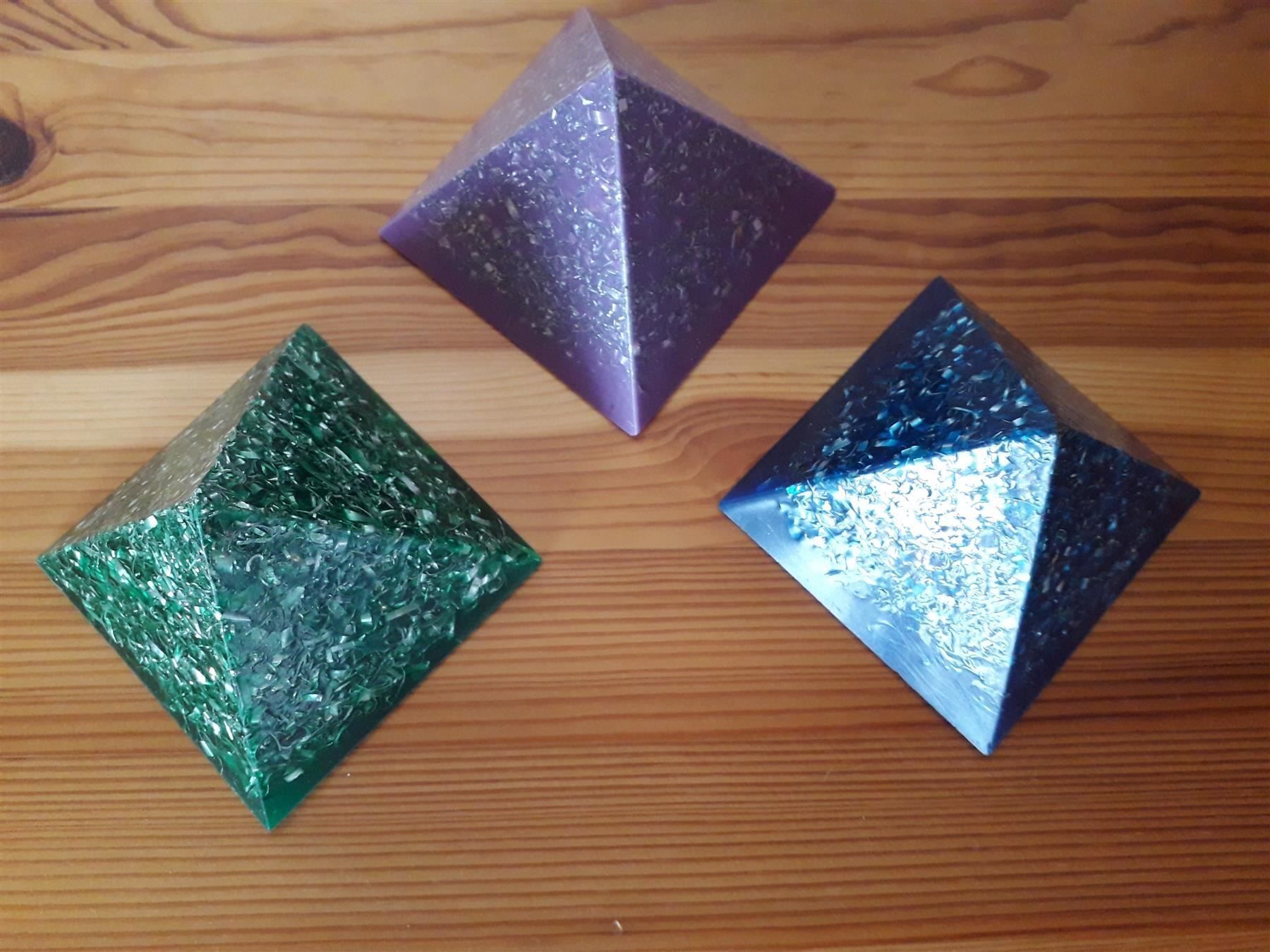 Edelsteine: ORGONIT Pyramide Medium * Bergkristall – Neu und originalverpackt aus Aeschi b. Spiez von KRONLICHT 1
