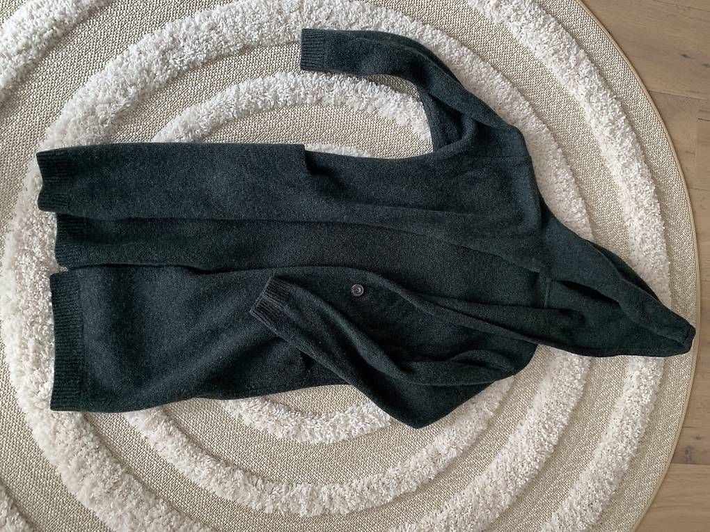 Maglioni & Felpe: Pulli lang mit Kaputze, sportlich je 4.- – Usato da Einsiedeln venduto da ver_sb5p 3