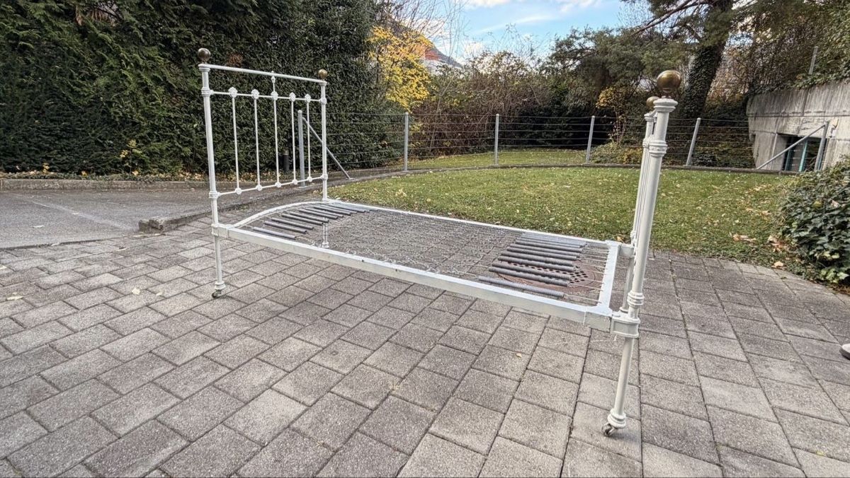 Betten: VIKTORIANISCHES EINZELBETT AUS MESSING UND EISEN – Gebraucht aus Zizers von 7000GR