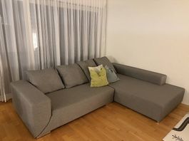 Gepflegtes graues Ecksofa
