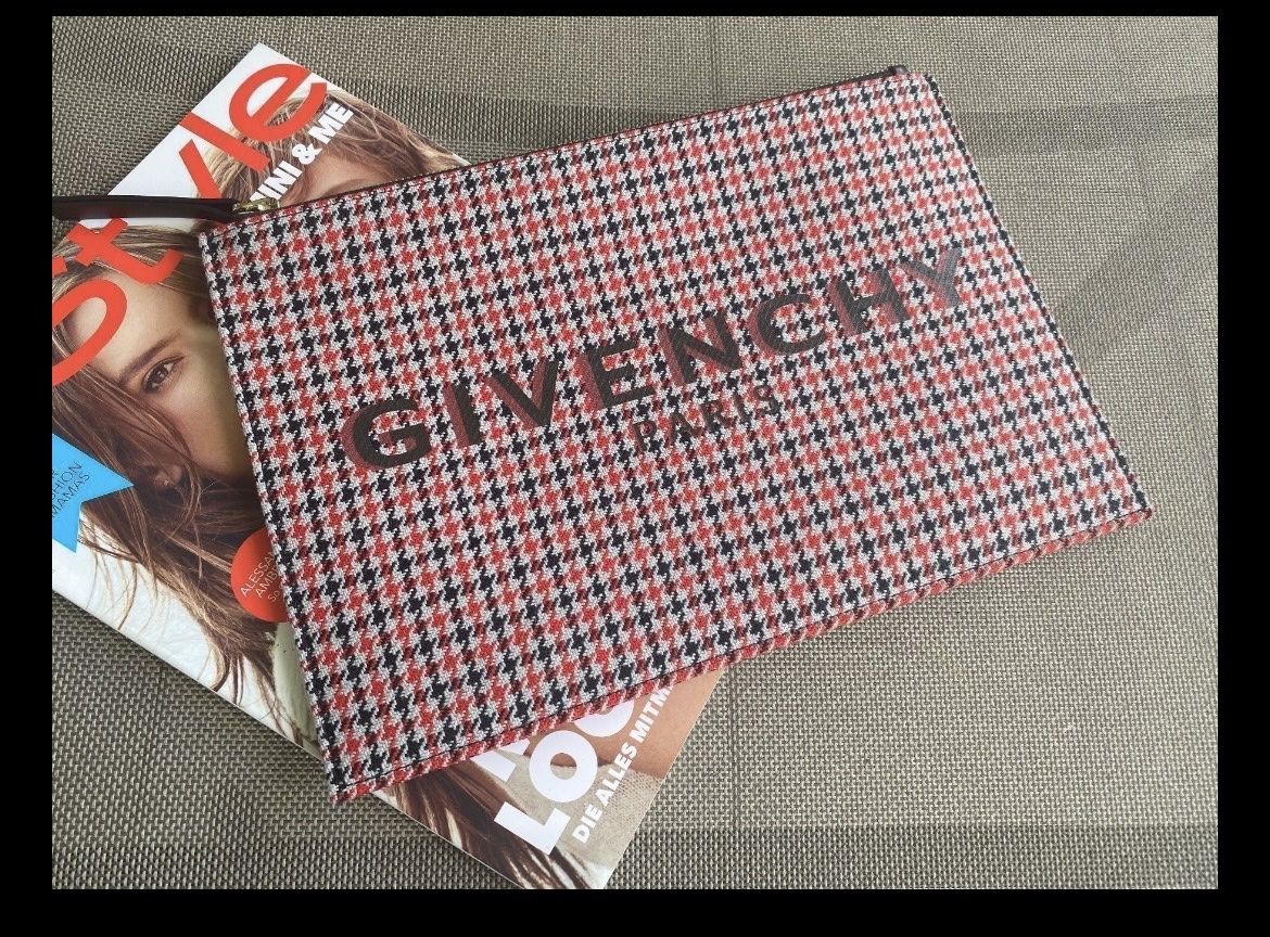 Sacs femmes: Givenchy Cluch – D'occasion à Zollikerberg par Funny014