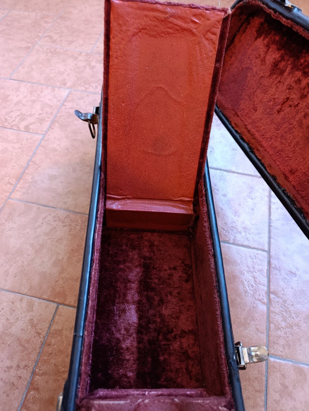 Valigie: Vintage Koffer für E-Gitarre – Usato da Bern venduto da sim_8y66 8