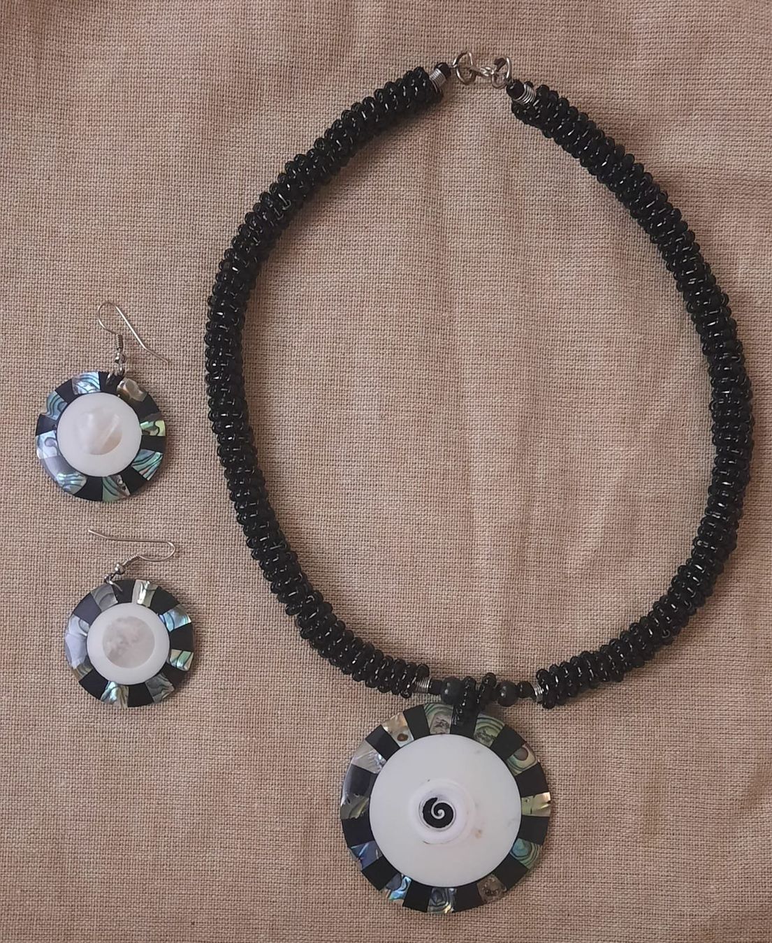 Catenine: Set Orecchini e Collana girocollo perline e pietra NUOVI – Nuovo (secondo la descrizione) da Lugano venduto da Rossana11 4