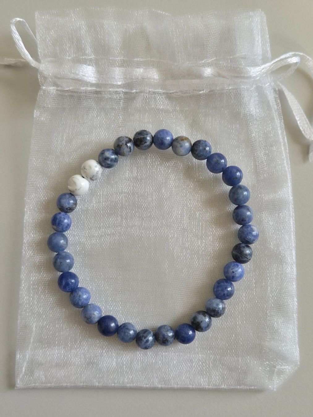 Bracciali & Braccialetti: Sodalith mit Howlith Armband 6mm – Nuovo e nell'imballaggio originale da Rüti ZH venduto da pep_l9zp