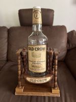 Old Crow Whiskey-Dekanter in Schwenk-Holzhalterung