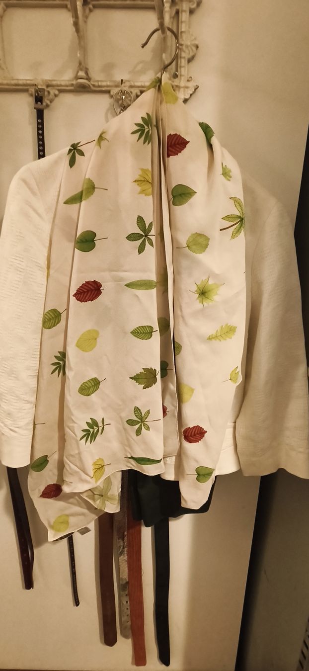 Fabric Frontline Foulards, Tücher & Schals: Seidenschal Blätter Muster frontline fabric – Gebraucht aus Luterbach von Liveyourdream