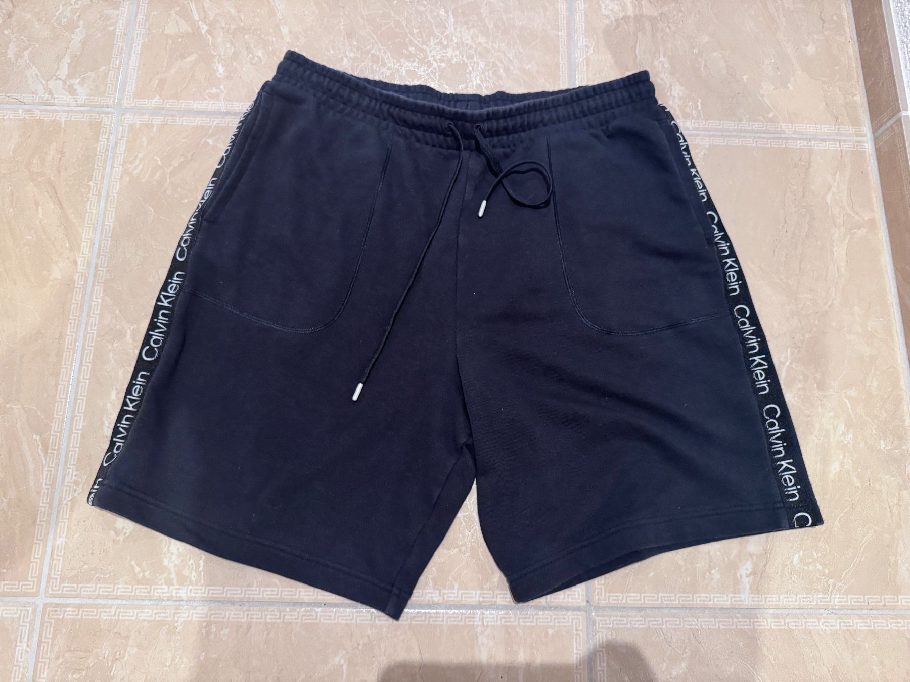 Calvin Klein Pantaloni: Calvin Klein Sweatshirt Shorts, XL – Usato da Klingnau venduto da Markus14