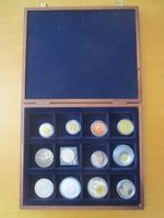 LOT: 12 Medaillen - neu - stgl - incl 12er Holzbox CHF 24.00