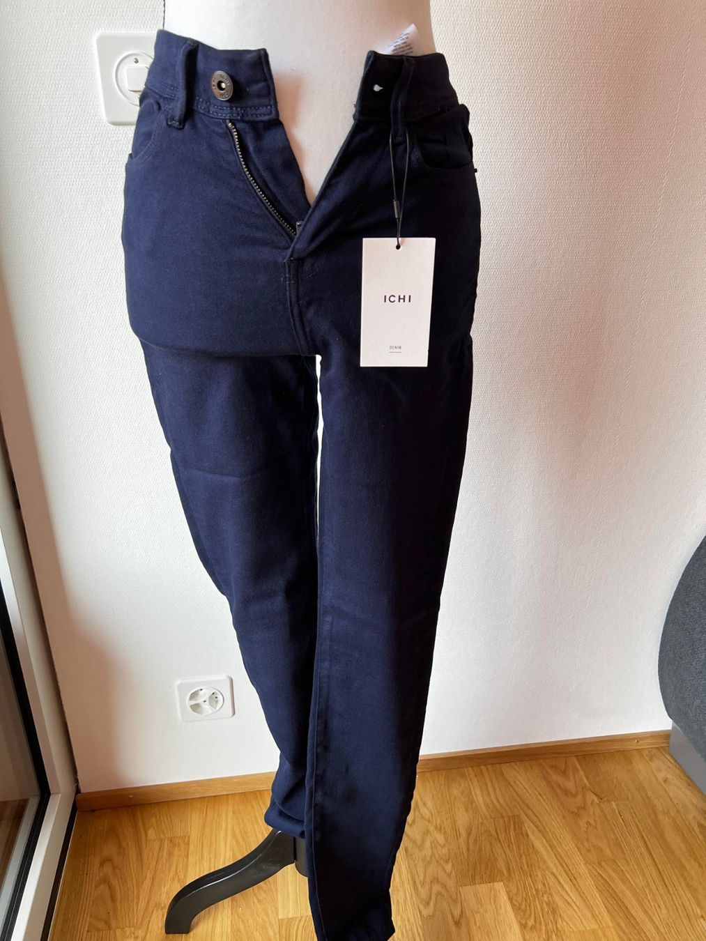 Jeans: Neues Jeans 25/32 – Nuovo e nell'imballaggio originale da Riehen venduto da edu_92w7 4