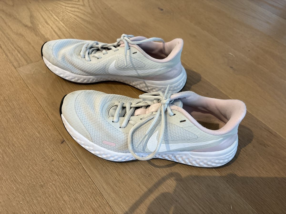 Nike Scarpe da donna: Nike Laufschuhe Revolution Damengrösse 38.5  – Usato da Steffisburg venduto da Gretchenfrage 2