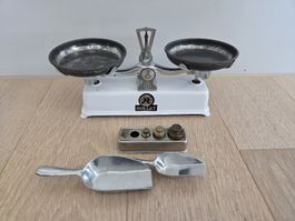 Rollet Balkenwaage mit Gewichten und Schaufeln, vintage