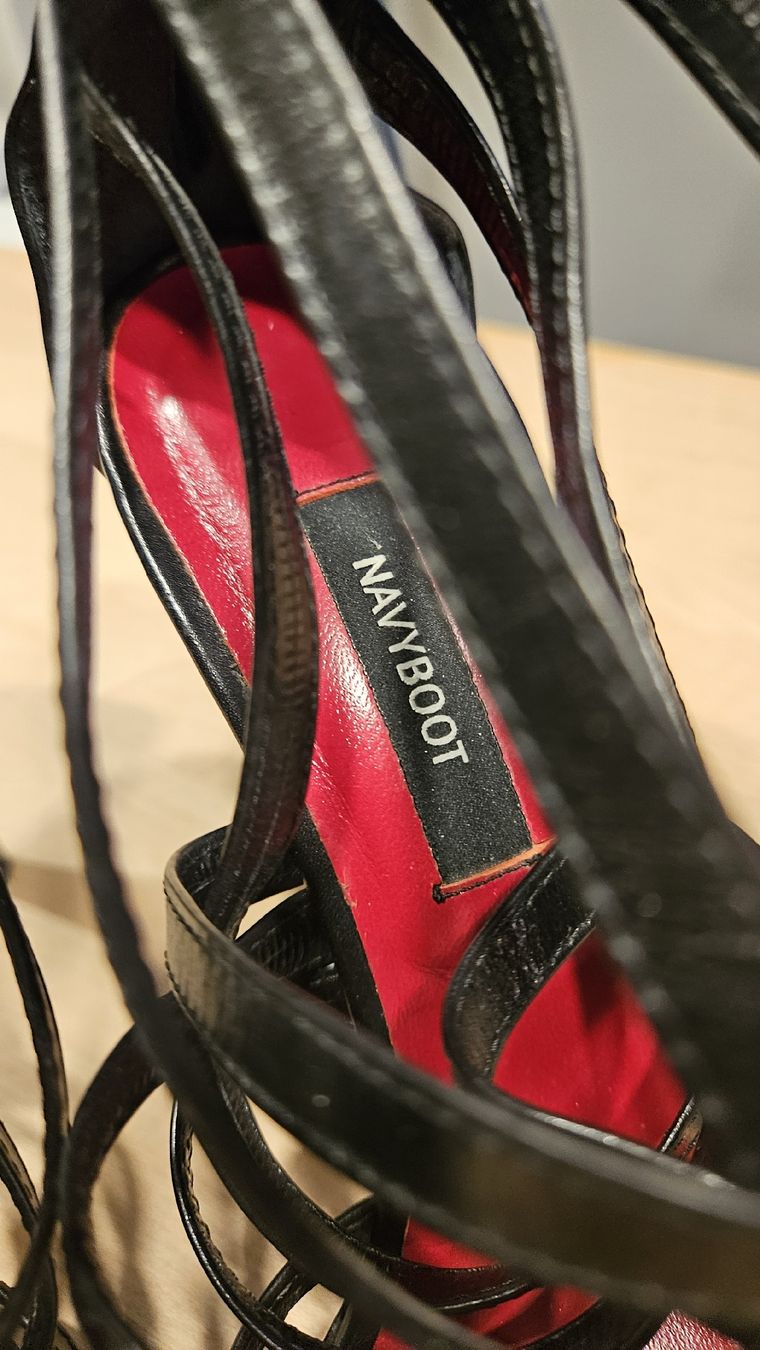 Navyboot Damenschuhe: Navyboot Pumps High Heels schwarz Leder Grösse 37 – Gebraucht aus Luzern von Chusger 1