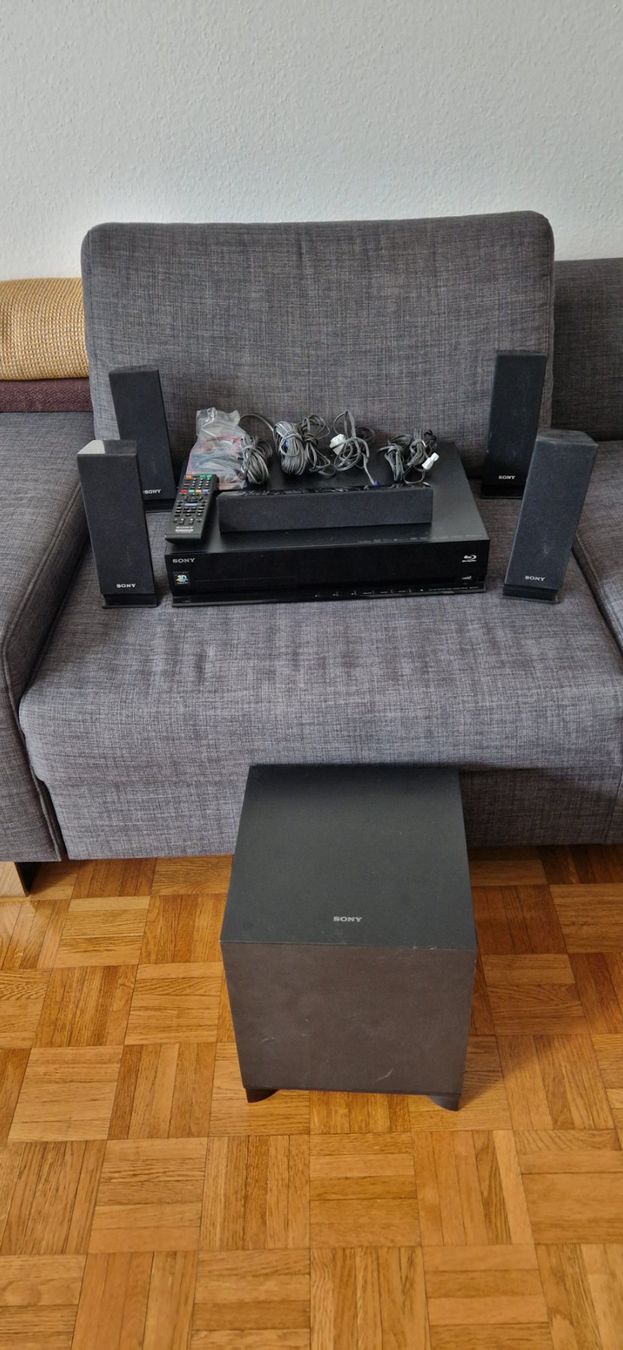 Sony Sistemi audio & multimediali: Sony Blu-ray Heimkino-System mit 5.1 läuft einwandfrei – Usato da basel venduto da oen25kze 1