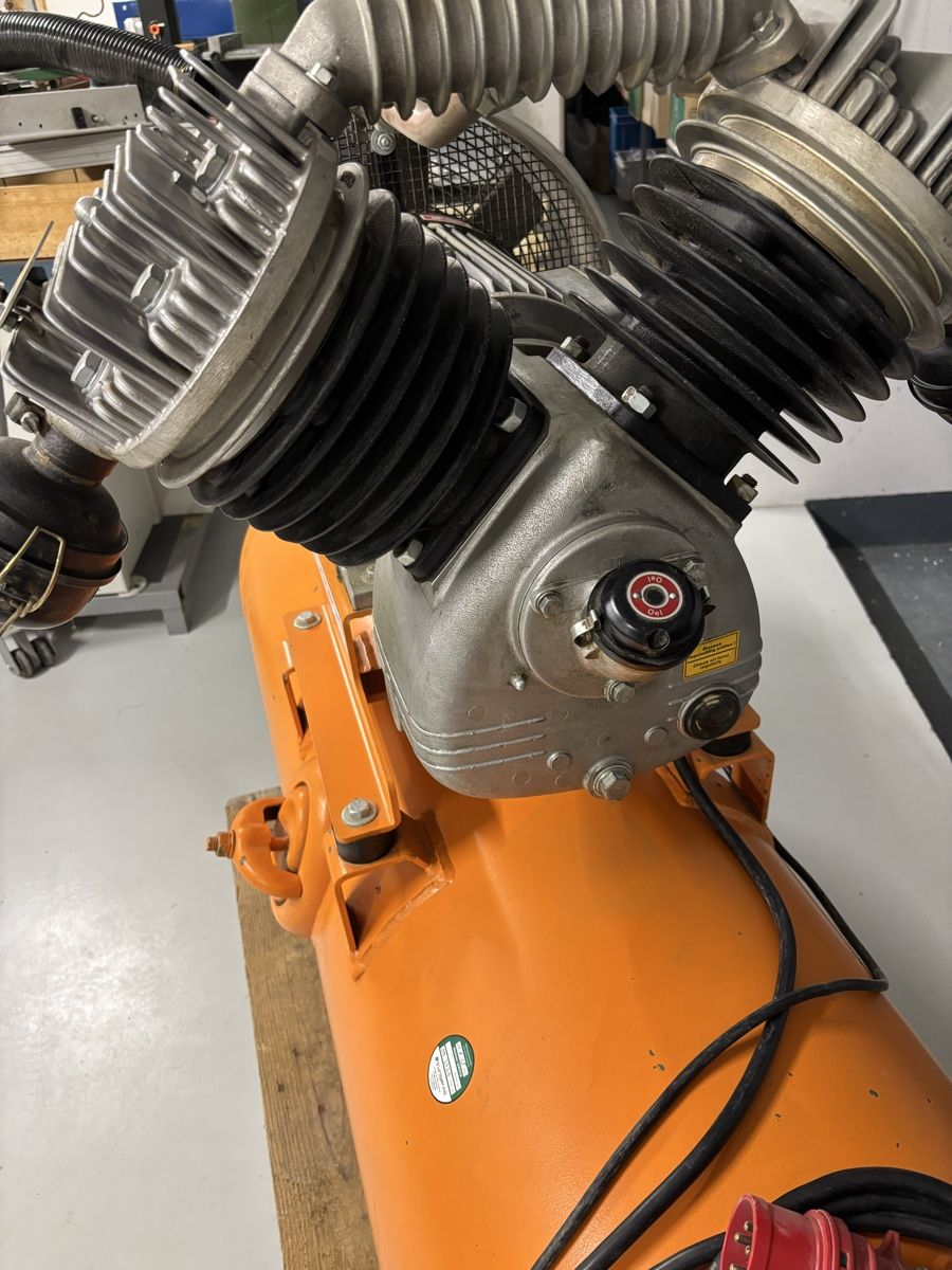 Kaeser Compressori: KAESER Kolbenkompressor ab Service – Usato da Mosnang venduto da TrunigerAG 1