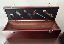 Elegante scatola porta vino in legno massello con accessori