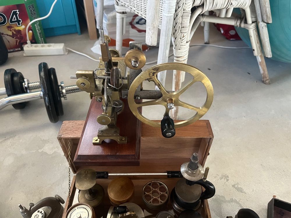 Etabli d'horloger suisse ancien avec outils